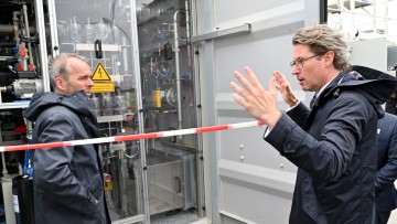 Verkehrsminister Scheuer weiht Wasserstoff-Anlage ein.