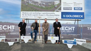 Spatenstich von vier Männern bei dem ThielemannGroup Holding Logistikzentrum in Wernberg-Köblitz vor einem großen Schild