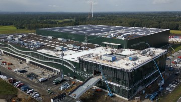 PV-Anlage erzeugt auf dem Dach des neuen Distributionszentrums von Levi Strauss grünen Strom