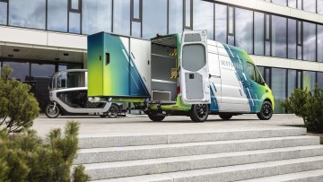 Der Mercedes-Benz Sustaineer übergibt Container schnell und effizient ans Onomotion-Lastenrad