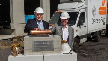 Gleichzeitig mit dem Richtfest wurde in Lebring ein symbolischer Grundstein gelegt. Mit dabei waren (von links): Franz Labugger (Bürgermeister der Marktgemeinde Lebring-St. Margarethen) und Wolfgang P. Albeck (CEO von Trans-o-flex).
