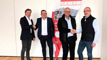 Sebastian Gerloff und Andreas Ritter sowie Mathias Krage und Thomas Ritter besiegeln die Übernahme des Ritter Logistik-Standorts in Magdeburg 