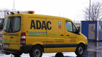Ein Fahrzeug des ADAC Truckservice-Partnernetzwerkes für E-Nutzfahrzeuge steht auf einem Parkplatz. Die Partner übernehmen Pannenhilfe, Bergung und Abschleppung von E-Lkw.