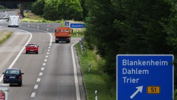 Nordrhein-Westfalen, Blankenheim: Schilder weisen auf das Ende der Autobahn A1 bei Blankenheim hin. Die 24 Kilometer große Lücke der A1 zwischen Blankenheim und Kelberg in der Eifel soll geschlossen werden.