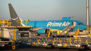Eine Boeing 737-800 steht auf dem Flughafen Leipzig-Halle. Die Maschine fliegt für den Online-Händler Amazon.