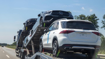 Autotransporter mit Mercedes-Neuwagen unterwegs auf der A 65 in Rheinland-Pfalz