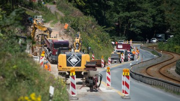 26.07.2018, Thüringen, Hüttengrund: Blick auf eine Straßenbaustelle an der L 1150 zwischen Sonneberg und Blechhammer. Sanierungen an der Böschung waren notwendig, die sich als geologisch kompliziert herausstellten.