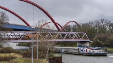 Blick auf einen Frachter und die marode Autobahnbrücke A42, (rote Bögen) über den Rhein-Herne-Kanal, mit massiven Bauschäden. Für die nächsten Monate total gesperrt, zwischen den Anschlussstellen Bottrop-Süd und Kreuz Essen-Nord, für Lkw wohl bis zu einem