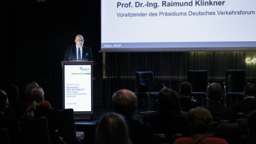 Raimund Klinkner, Vorsitzender des Präsidiums Deutsches Verkehrsforums (DVF) bei seiner Rede auf der Jahresauftaktveranstaltung des Vereins