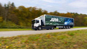 Ein E-Lkw mit dem Logo des neuen Joint Ventures Juna fährt auf einer Straße