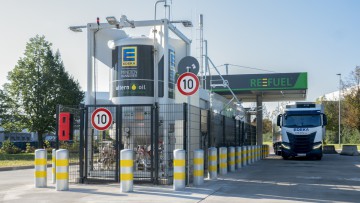An der Bio-LNG-Tankstelle von Edeka Minden-Hannover in Osterweddingen (Sachsen-Anhalt) tankt ein LNG-Lkw von Iveco kllimafreundlichen Kraftstoff