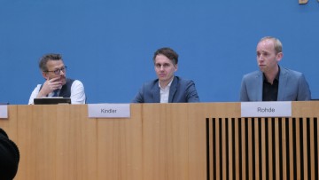 Die drei haushaltspolitischen Sprecher der Ampel-Koalition am 17. November in der Bundespressekonferenz (von links): Otto Fricke (FDP), Sven-Christian Kindler (Grüne) und Dennis Rohde (SPD).