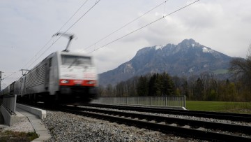 Ein Güterzug fährt durch das Inntal. In dem Tal wird gegen den geplanten Bau einer neuen Trasse in Richtung Brenner Basistunnel protestiert.