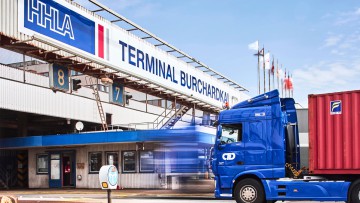 Lkw am Gate des HHLA-Container-Terminal Burchardkai in Hamburg