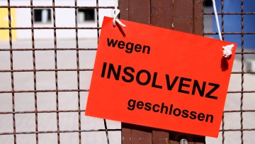 Auf einem roten Schild an einem Werkstor steht: „Wegen Insolvenz geschlossen“
