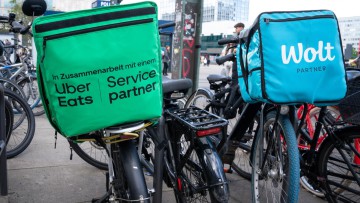 Symbolfoto: Fahrräder von Fahrradkurrieren von Lebensmittellieferunternehmen in einem Fahradständer