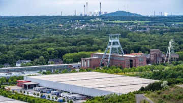 LKW, Lastwagen, Logistik Unternehmen, Logistikzentrum auf dem ehemaligen Bergwerksgelände der Zeche Ewald in Herne, NRW, Deutschland,
