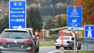 Autobahnauffahrt Richtung München (Walserberg) auf der A1 bei Salzburg Nord mit Hinweisschildern zur Maut- und Vignettenpflicht in Österreich