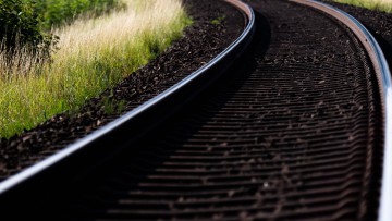 Detailaufnahme: Gleise liegen im Gleisbett auf der Bahnstrecke Hildesheim Hannover in der Nähe von Emmerke im Landkreis Hildesheim.
