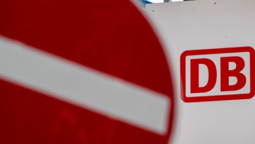 Deutsche Bahn Logo und Verkehrsschild