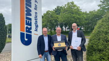 Roland Greiwing, Geschäftsführender Gesellschafter der Greiwing logistics for you (links) und Matthias Gehrigk, Geschäftsführer von  Greiwing, (rechts) gratulierten Marcus Oberfeld (Mitte) zu seinem Jubiläum.