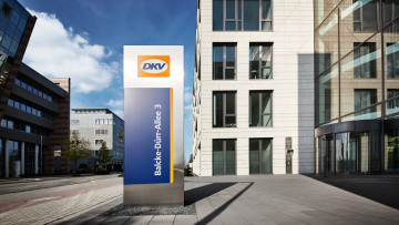 Das Firmengebäude der DKV Mobility mit deren Logo 