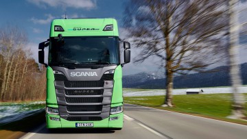 Grüner Truck von Scania auf Landstraße