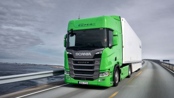 Grüner Truck von Scania auf Landstraße