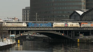 Loks auf einer Bahnbrücke