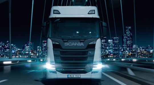 Scania Truck Frontalansicht nachts
