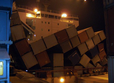 Container über Bord - Stahlkisten versinken im Wasser