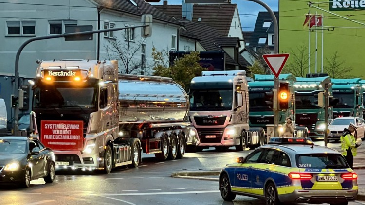 Transporteure demonstrieren in Heilbrunn gegen die Lkw-Maut