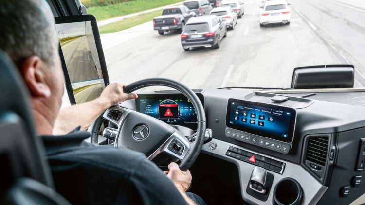 Der aktuelle bei Daimler Trucks verbaute Notbremsassistent der fünften Generation arbeitet mit einer Kombination aus Radar- und Kamerasystem