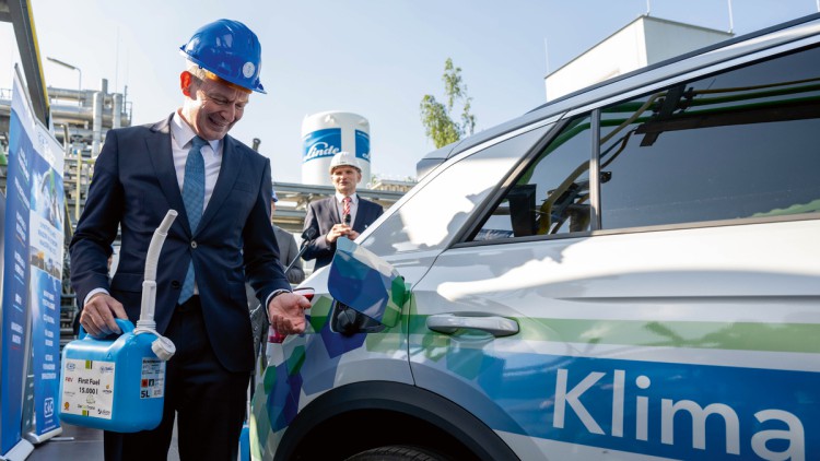 Bundesverkehrsminister Wissing betankt an einer Versuchsanlage in Freiberg einen Pkw mit E-Fuel
