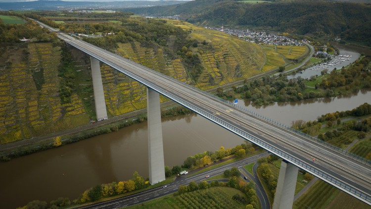 Die Moseltalbrücke Winningen der Autobahn A61 ohne Autos aus der Vogelperspektive fotografiert