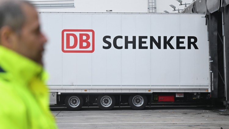 DB Schenker Logo auf Trailer