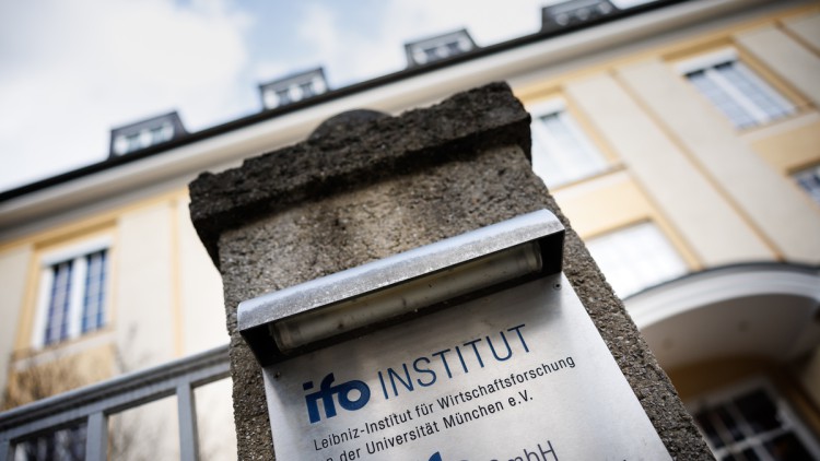 Der Schriftzug „ifo Institut - Leibniz-Institut für Wirtschaftsforschung an der Universität München e. V.“ an einem Schild vor dem Hauptsitz der Münchner Forschungseinrichtung