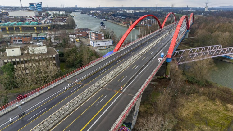 Leere Autobahnbrücke A42, über den Rhein-Herne-Kanal, von oben fotografiert