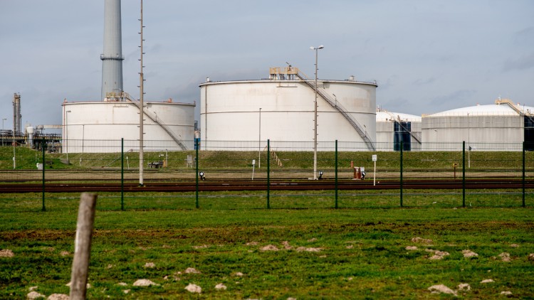 Mehrere Tankanlagen stehen auf dem Gelände einer Umschlaganlage von HES International am Jadebusen.