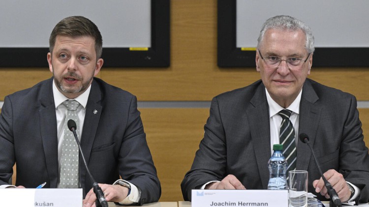 Tschechiens Innenminister Vit Rakusan sitzt links neben Bayerns Innenminister Joachim Herrmann