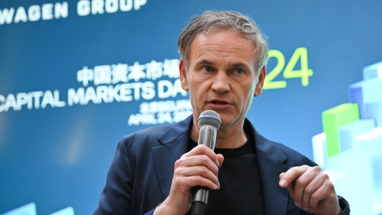 Oliver Blume, CEO der Volkswagen-Gruppe, spricht vor Journalisten. Volkswagen stellte vor der Automesse in Peking seine Ziele für China vor.