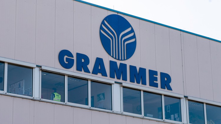 Das Logo von Grammer an einem Gebäude auf dem Werksgeländ