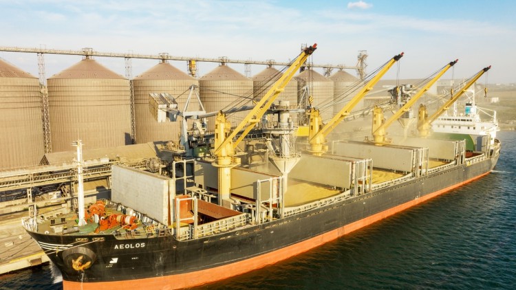 Ein Schiff im Hafen von Odessa wird mit Getreide beladen