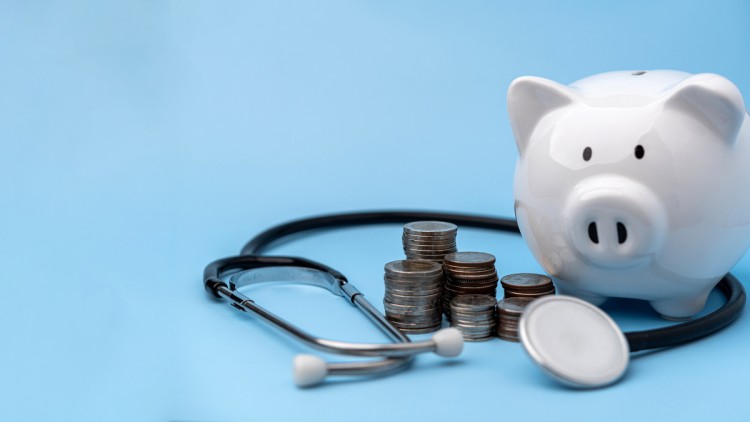 Betriebliche Krankenversicherung, Sparschwein mit GEldmünzen und Stetoskop