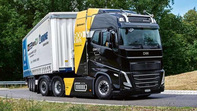 en bei BEV-Lastwagen nicht ohne große, gewichtige Batterien. Der HC 900 E von Designwerk soll mit 40 Tonnen locker 500 Kilometer schaffen und ist eine imposante Erscheinung.