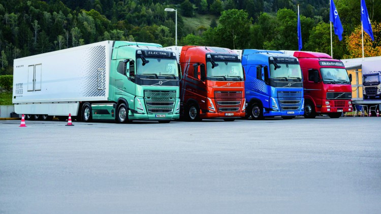 Aufreihung der Volvo Trucks