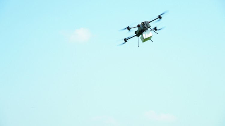 Eine Drohne vom Typ Auriol fliegt am Himmel