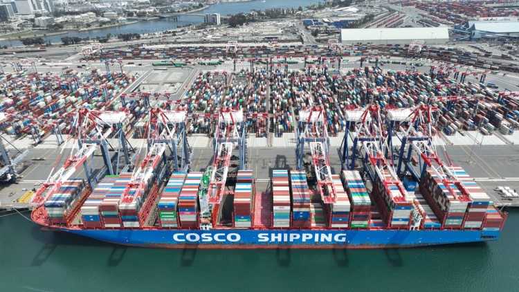Cosco-Containerschiff liegt in einem Hafen