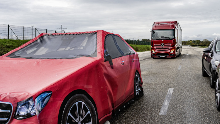 Lkw von Daimler Truck steht hinter einem verunfallten Pkw