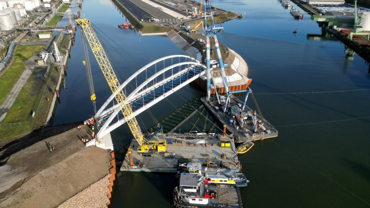 Die Stabbogenbrücke verbindet das DGT mit dem Ruhrorter Hafenteil